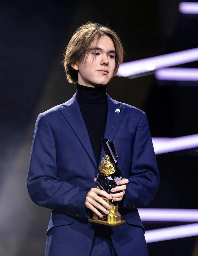 Creme在被KC零封后每日陪女友双排金铲铲 打HLE前夜玩到凌晨4点！