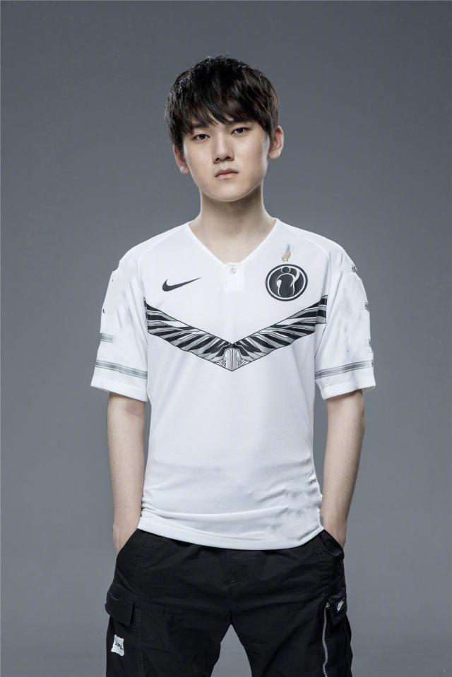 Weibo Gaming 的新赛季阵容：主教练NoFe，助理教练 Fly ，中单 Xiaohu + Tian